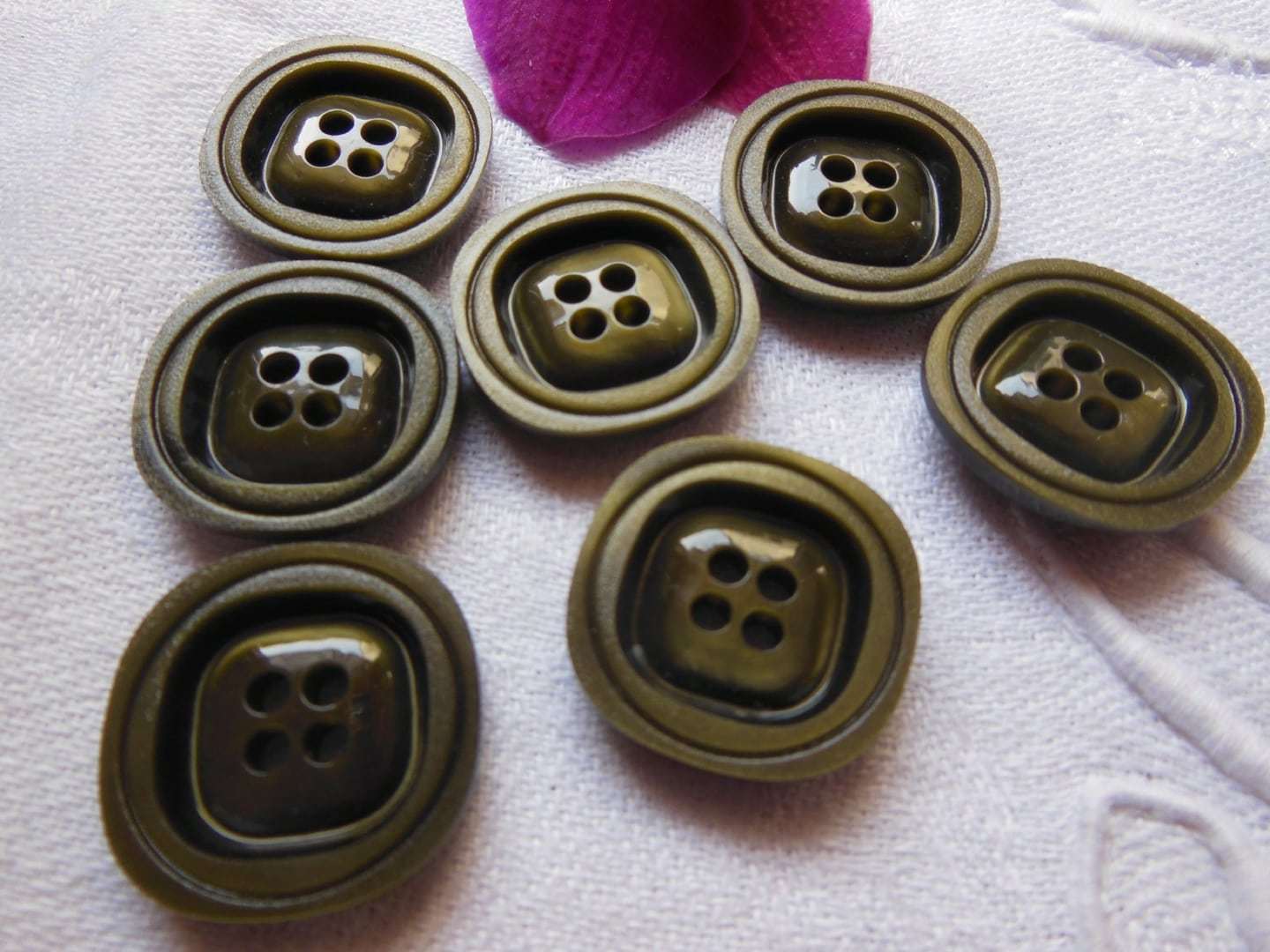 Lot 6 boutons vert diamètre: 2 cm   couture mercerie ref 522