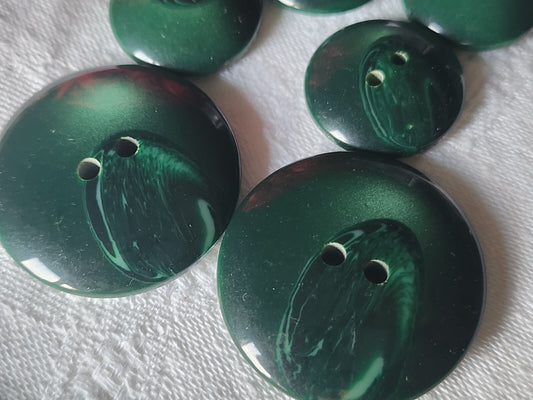 lot 6 boutons vintage vert  veiné 2,2 et 3,4  cm trous  ref 2162