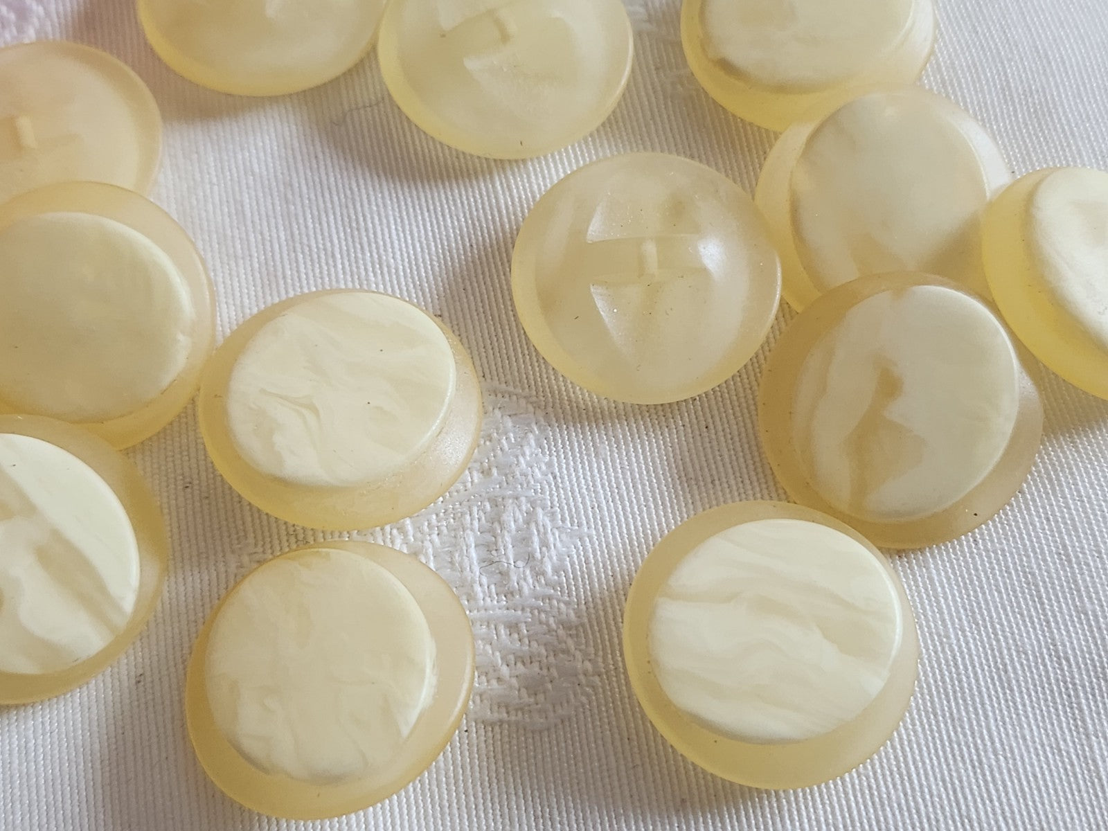 Lot 8 boutons vintage creme mat jaune pied 22 mm ou 2,2 cm ref 6389