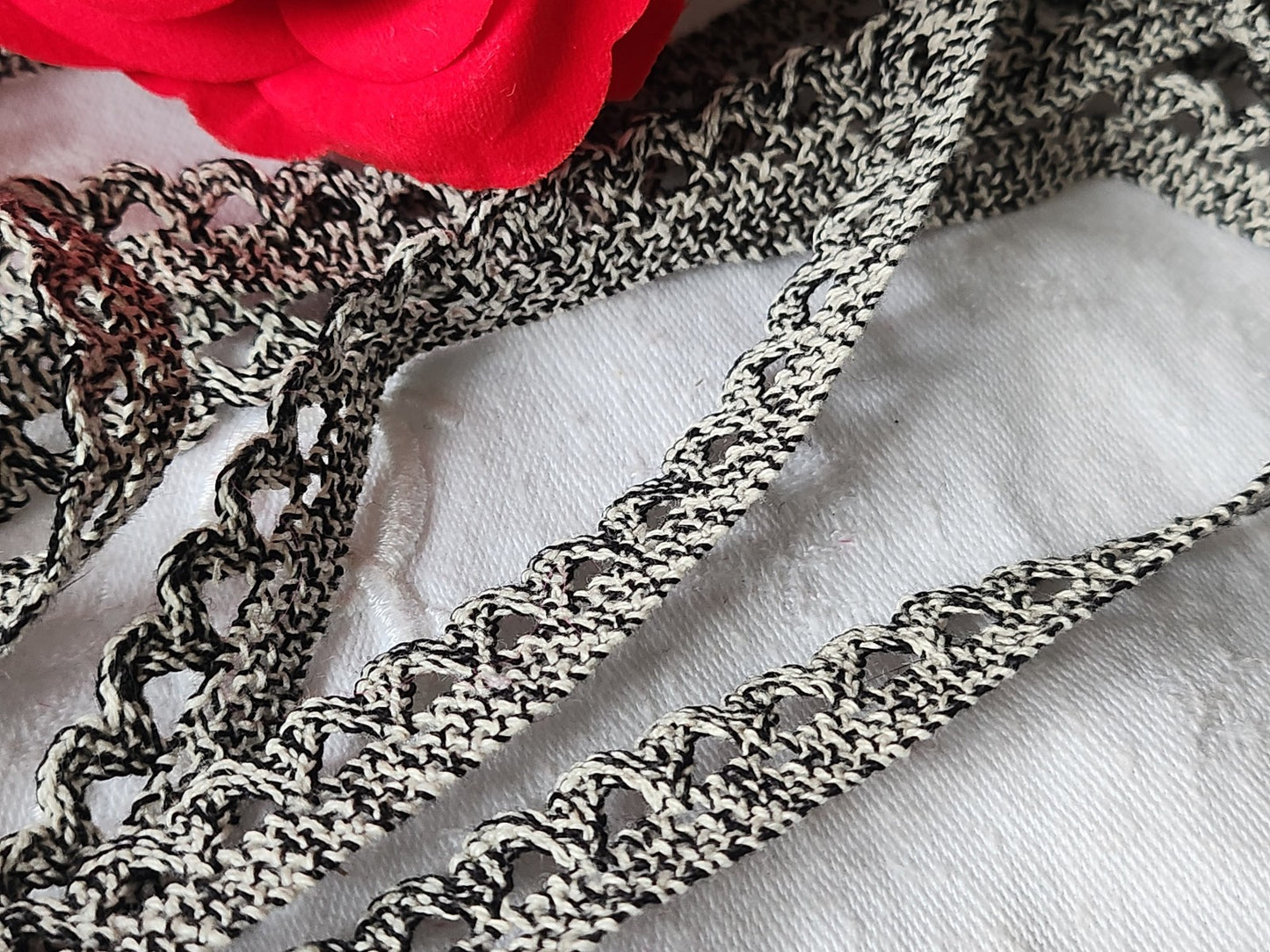 Dentelle vintage blanc noir  coton 3 métres sur 1,4 cm A6