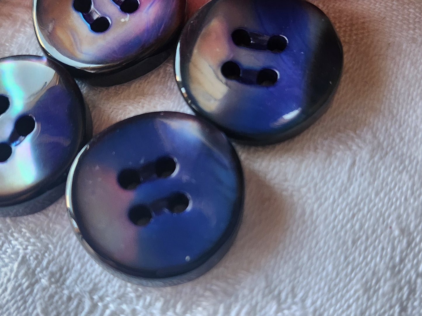 Lot  6 boutons anciens en nacre bleu épais bord 2,2 cm lourd ref  5476
