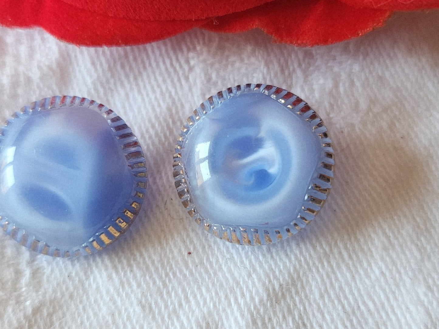 Duo boutons anciens en verre bleu doré laiteux collection  1,7 cm D4L
