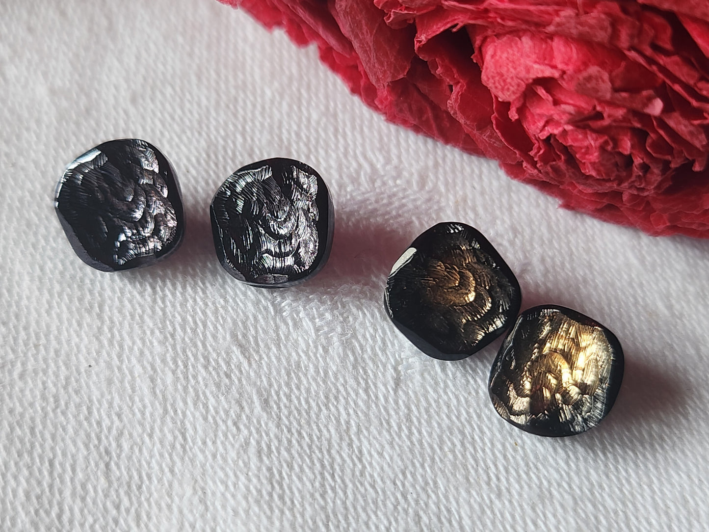 Lot 4 mini  boutons anciens en verre 0,9 cm sur 1 cm G12E