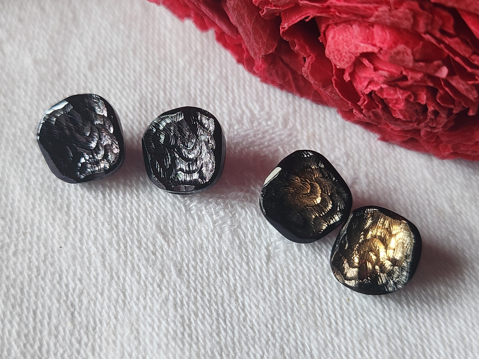 Lot 4 mini  boutons anciens en verre 0,9 cm sur 1 cm G12E