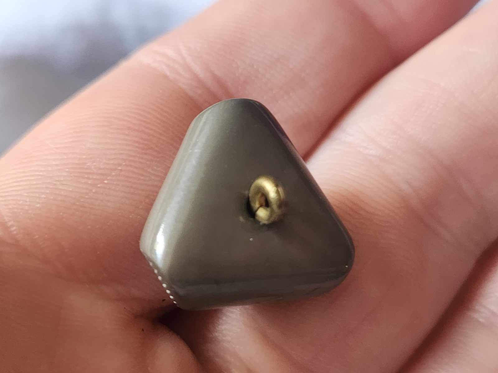 Bouton vintage triangle volume gris pied metal 1,8 cm G17N