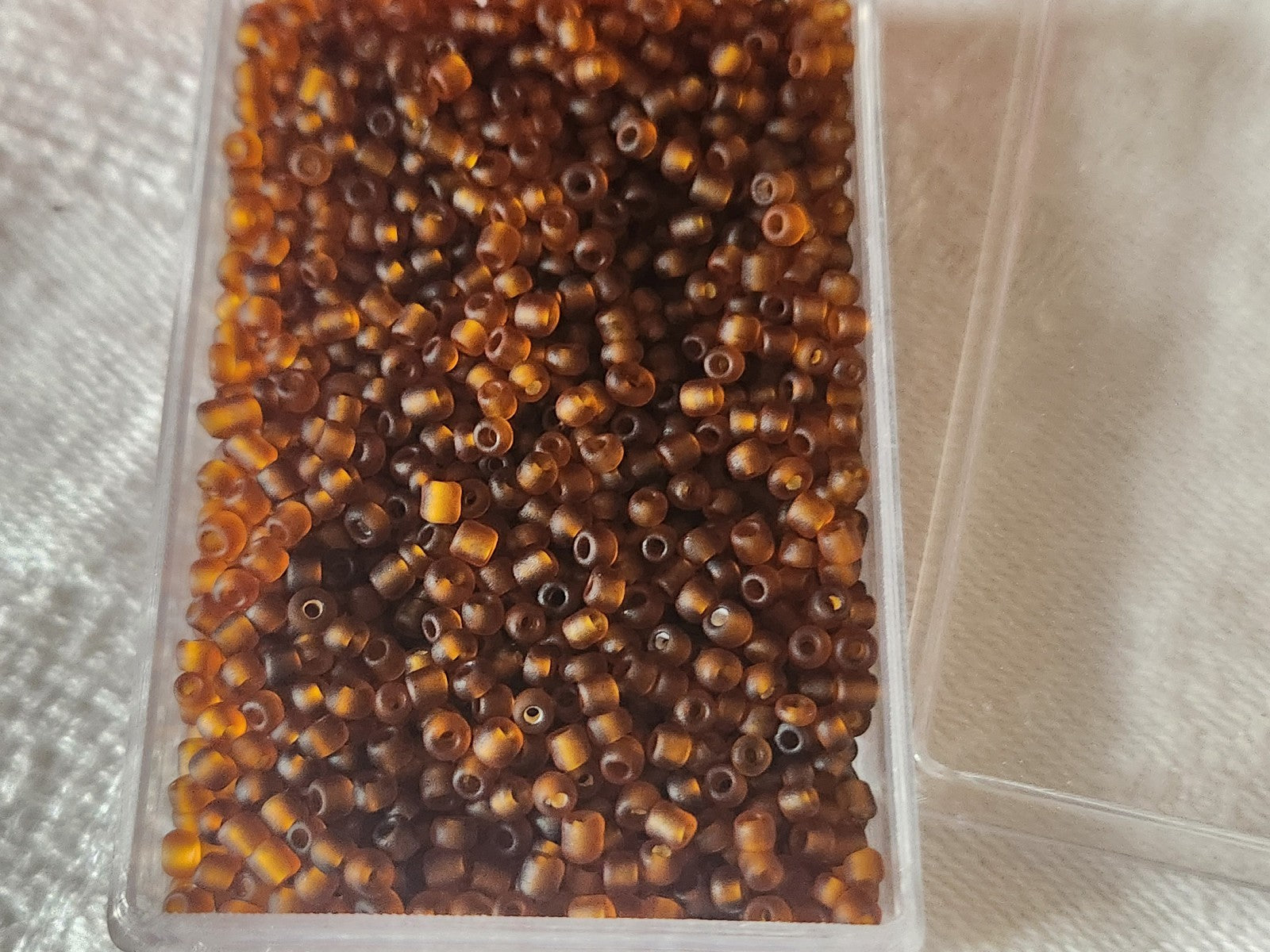 Lot environ 22 grammes de perles de rocaille marron mat n°4