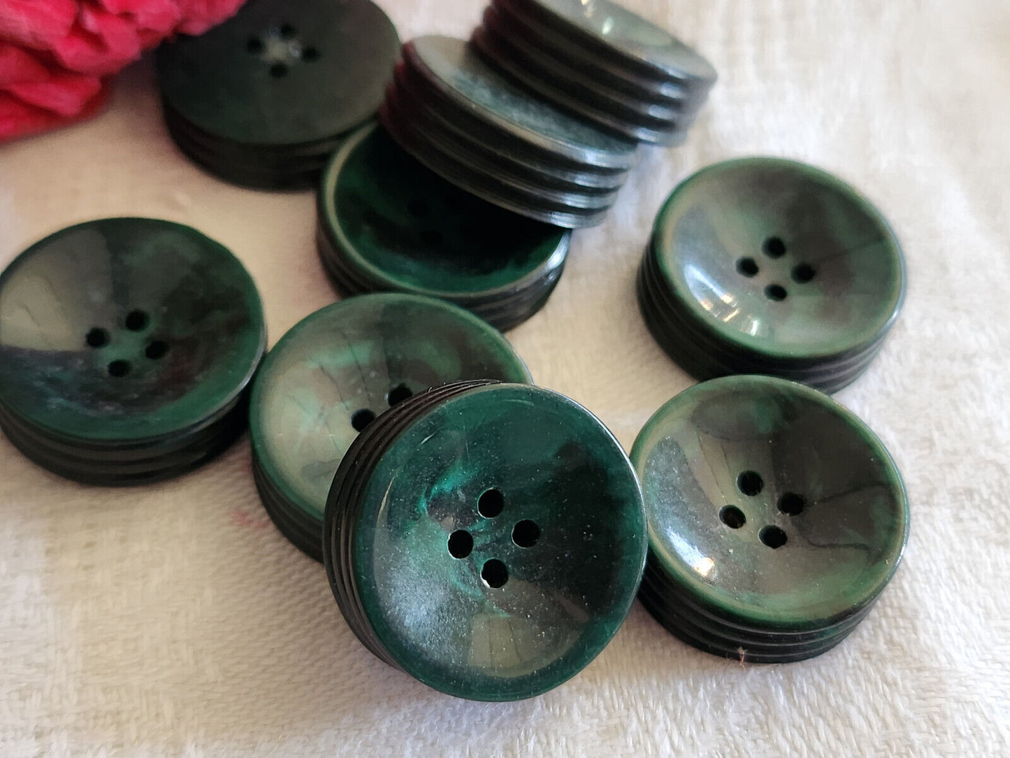 Lot 9 boutons vintage vert marbré trés haut à trou 1,9 cm ref 623