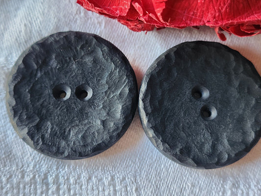 Duo gros boutons vintage noir mat effet martelé XXL 3,9 cm ref 5713