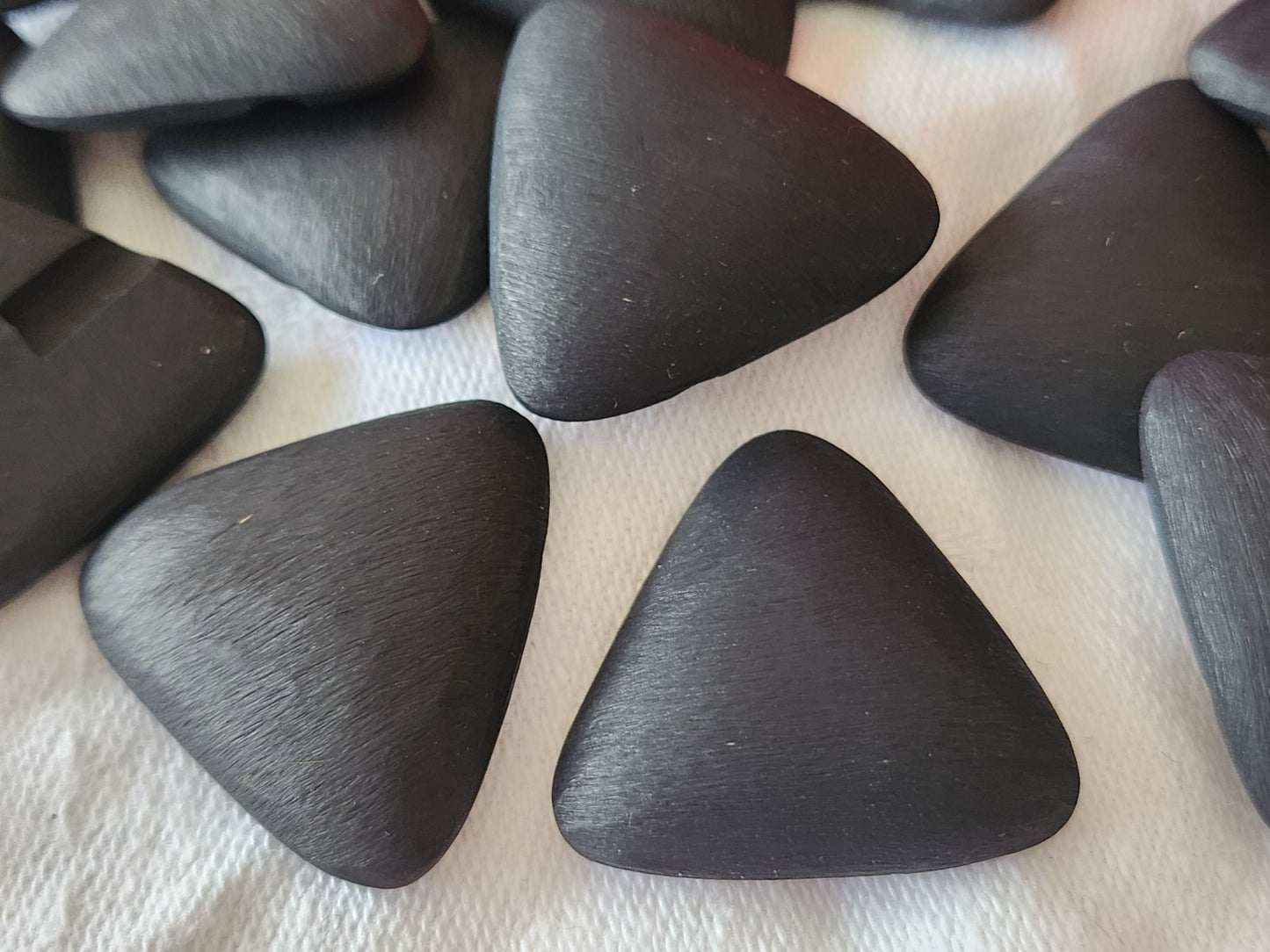 Lot 6 gros boutons vintage noir mat triangle texturé 2,6 cm ref 5977