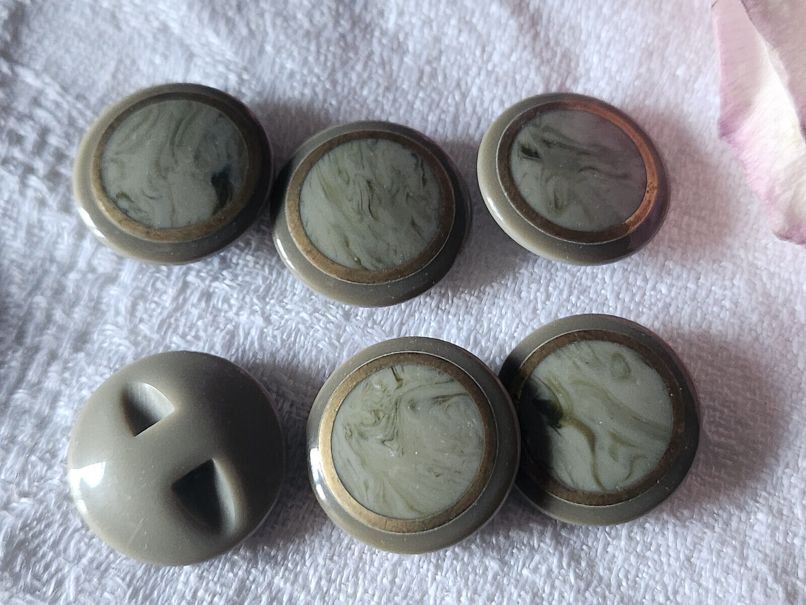 Lot 6 boutons vintage gris ravissants pied liseré doré  1,8 cm ref 0867