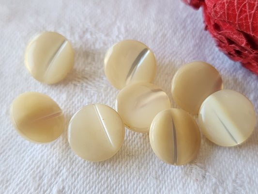 lot 8 boutons anciens en nacre beige lisse pied  1,1 cm ref 5039