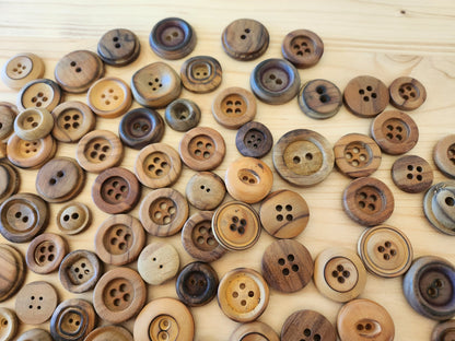 Gros lot de boutons en bois anciens brut trous listing en photo T10