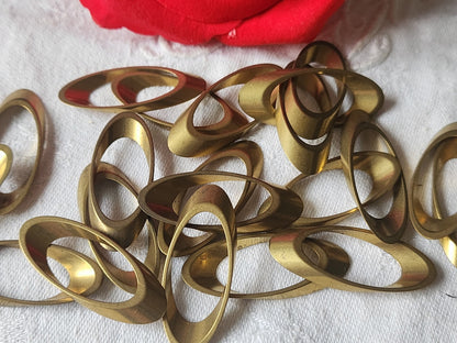 Lot 21 anciens ornement en metal  année 50 création bijoux alveole  ref 3416