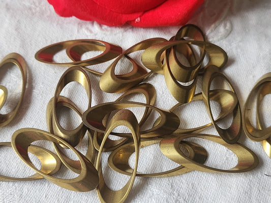 Lot 21 anciens ornement en metal  année 50 création bijoux alveole  ref 3416