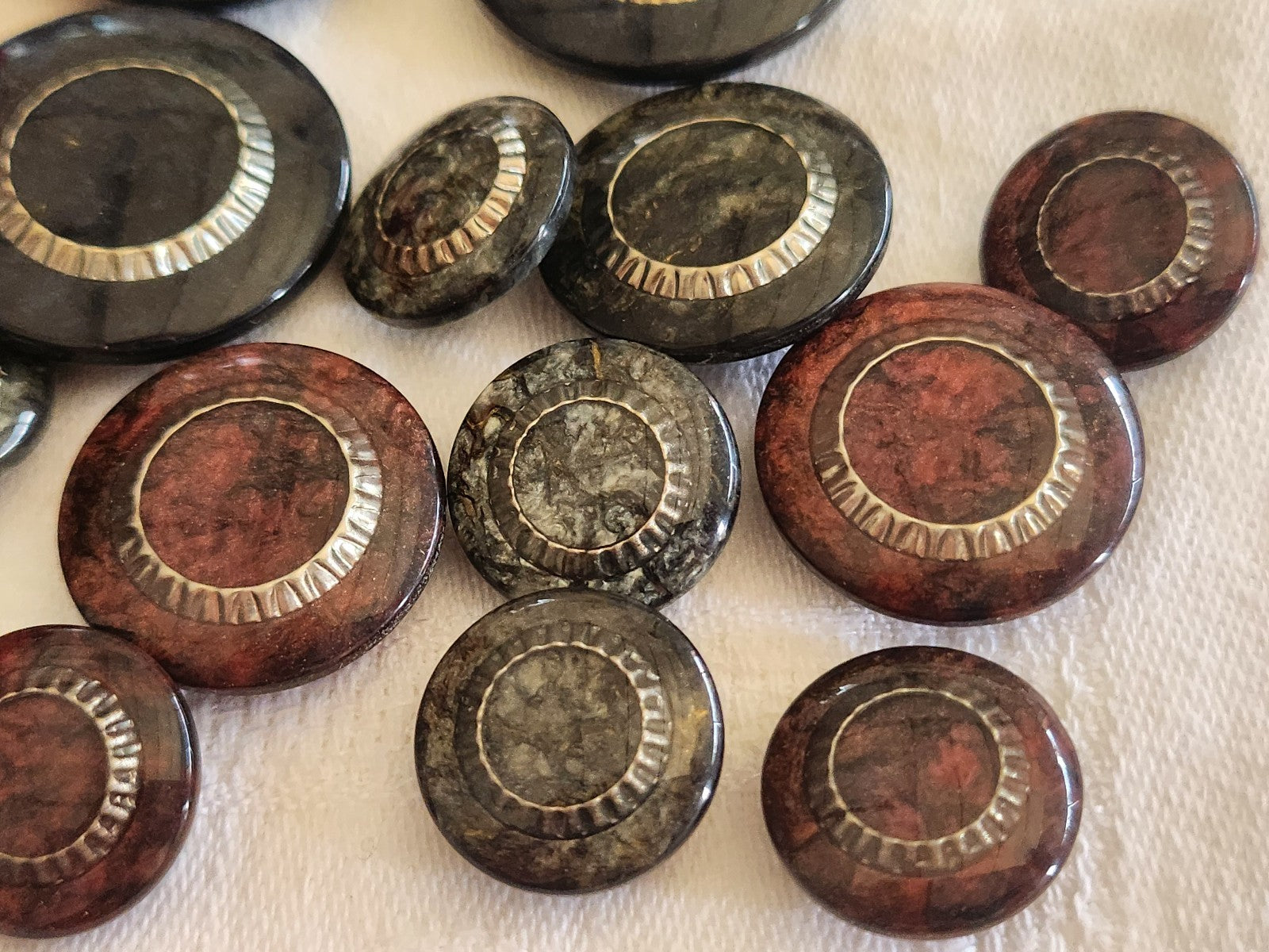 Lot 15 boutons vintage panaché pied inclusion 1,7 à  2,8 cm ref 865
