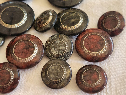 Lot 15 boutons vintage panaché pied inclusion 1,7 à  2,8 cm ref 865