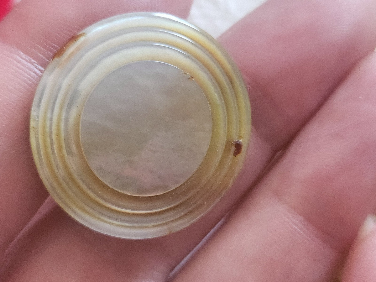 Gros bouton en nacre travaillé pied 2,8 cm ou 28 mm  ancien vintage G3C