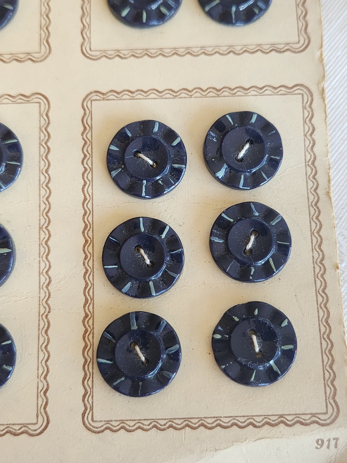 plaque lot 24 boutons anciens en verre bleu peint trous 1,2 cm ou 12 mm