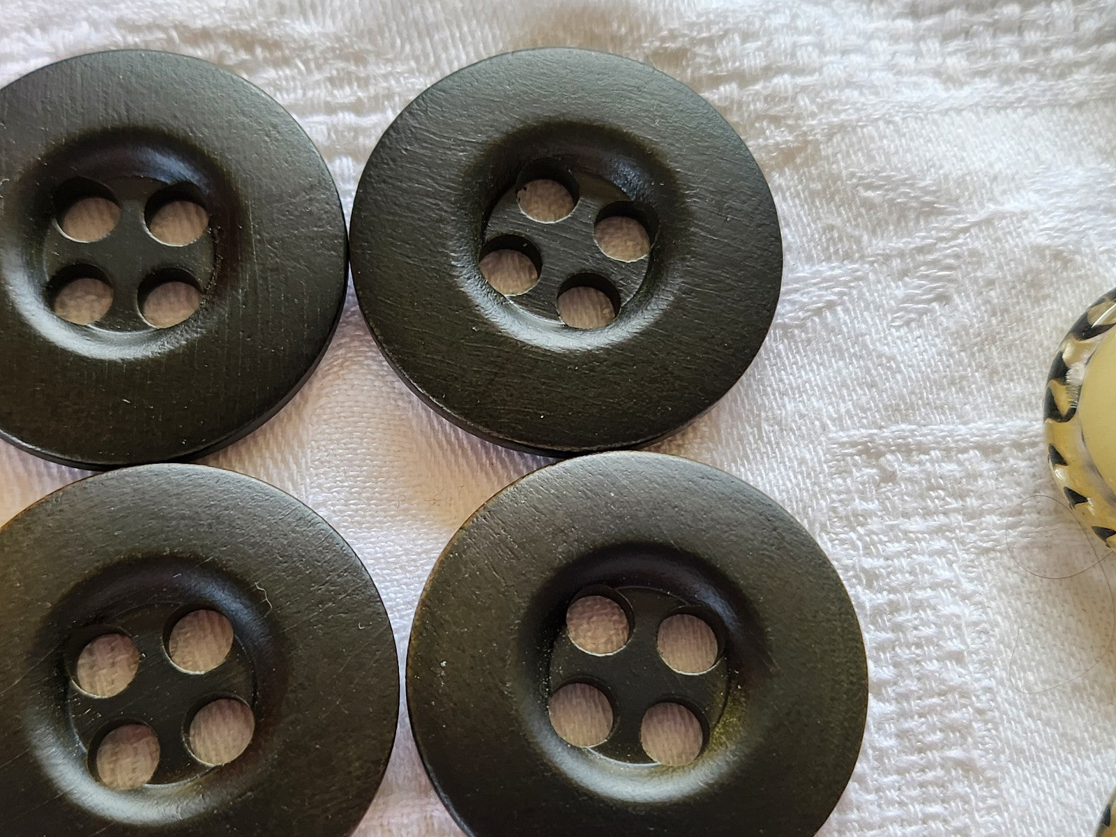 Lot 6 énormes boutons vintage en bois vert trés foncé 3,3 cm ref 2039