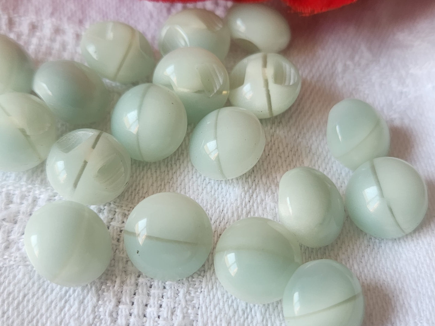 Lot 15 boutons vintage petits bleu tendre 1 cm pied bombé ref 1287