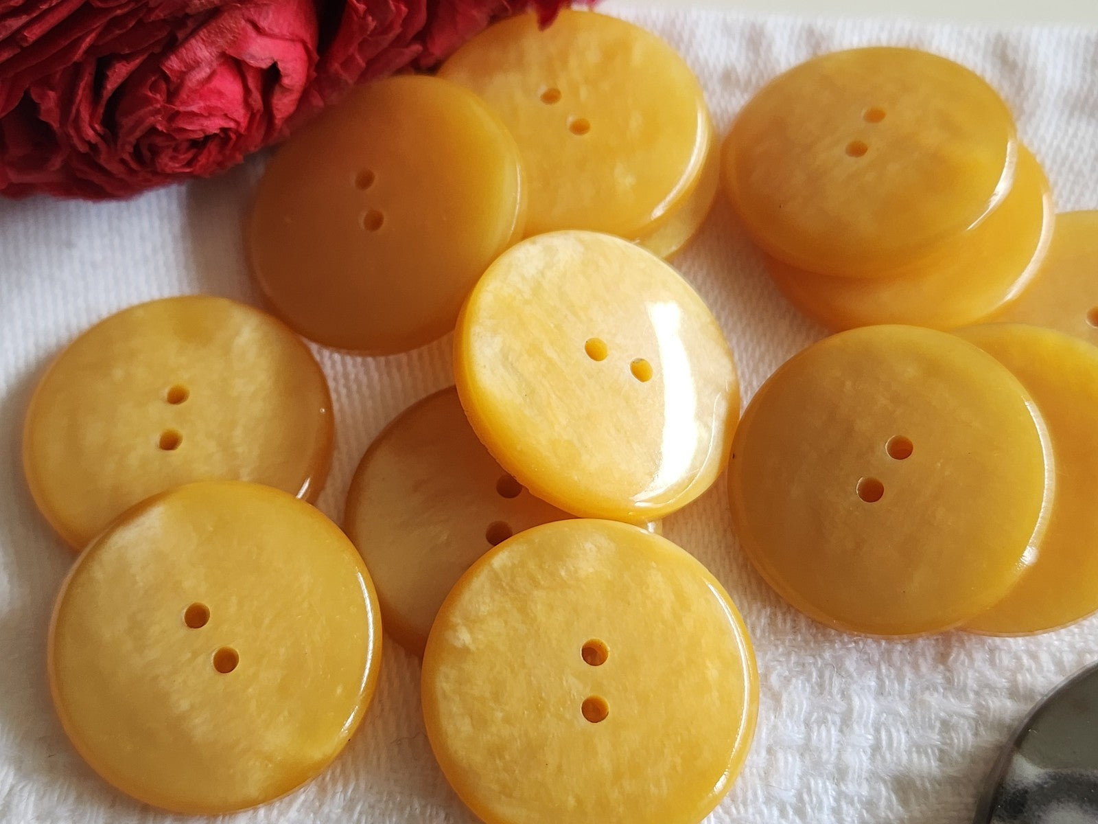 Lot 12 boutons vintage jaune marbré trous 2,3 cm ref 1202