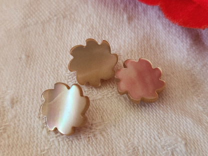 Trio boutons anciens en nacre travaillé marron trés clair 1,1 cm G2A