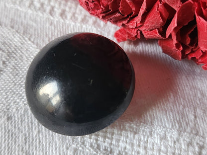 Bouton ancien en celluloid noir bombé  2,5 cm D10J