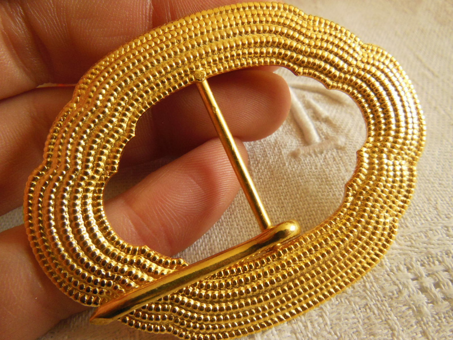 Boucle de ceinture grosse ancienne métal doré 5,5 sur 7,1 cm neuve mercerie
