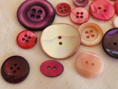 Panaché lot 24 boutons vintage en nacre rose violet 1,1 à 2,6 cm ref 6259