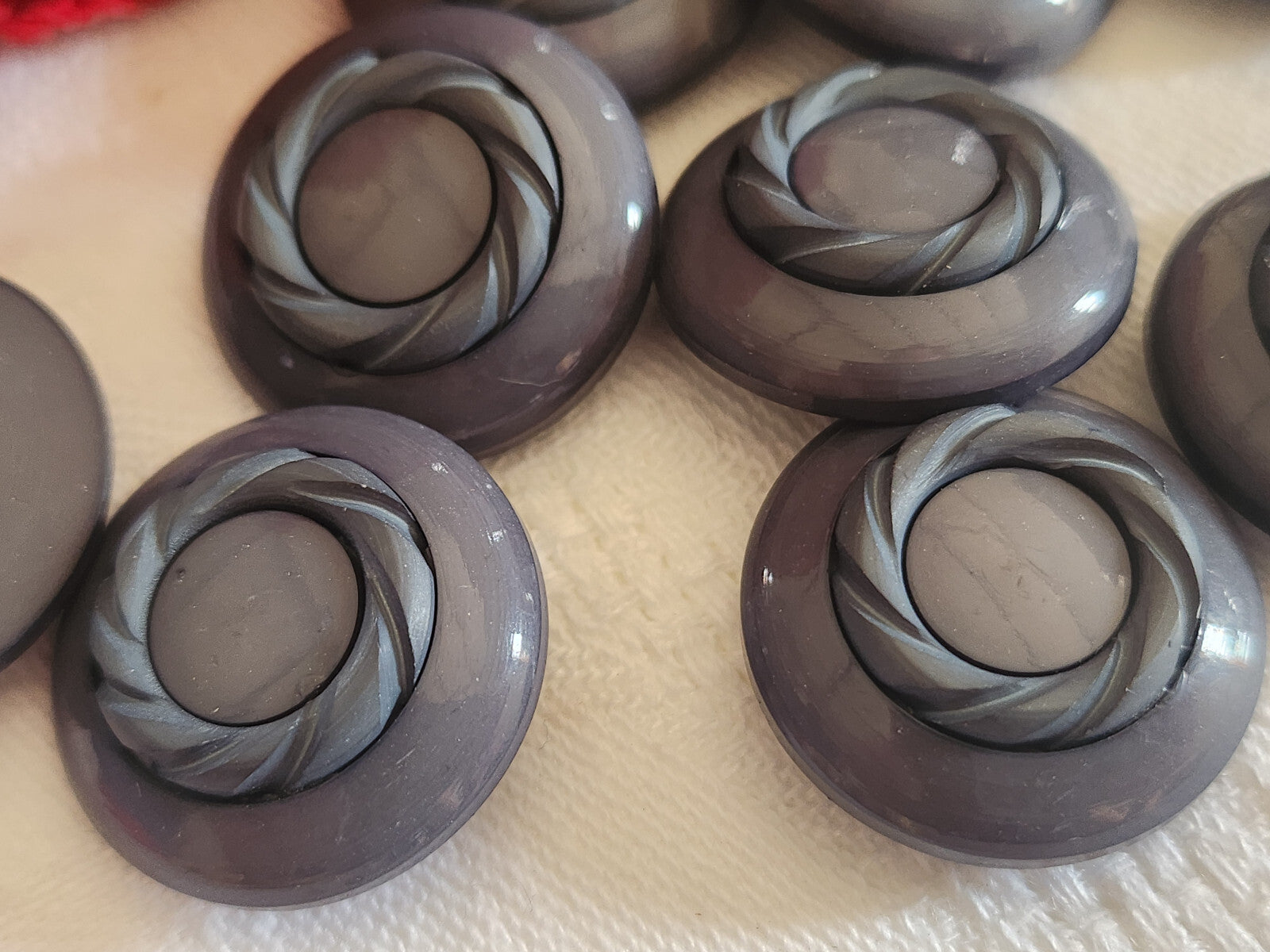 Lot 8 boutons vintage gris lumineux travaillé pied  2,2 cm ref 349 cm ref 349