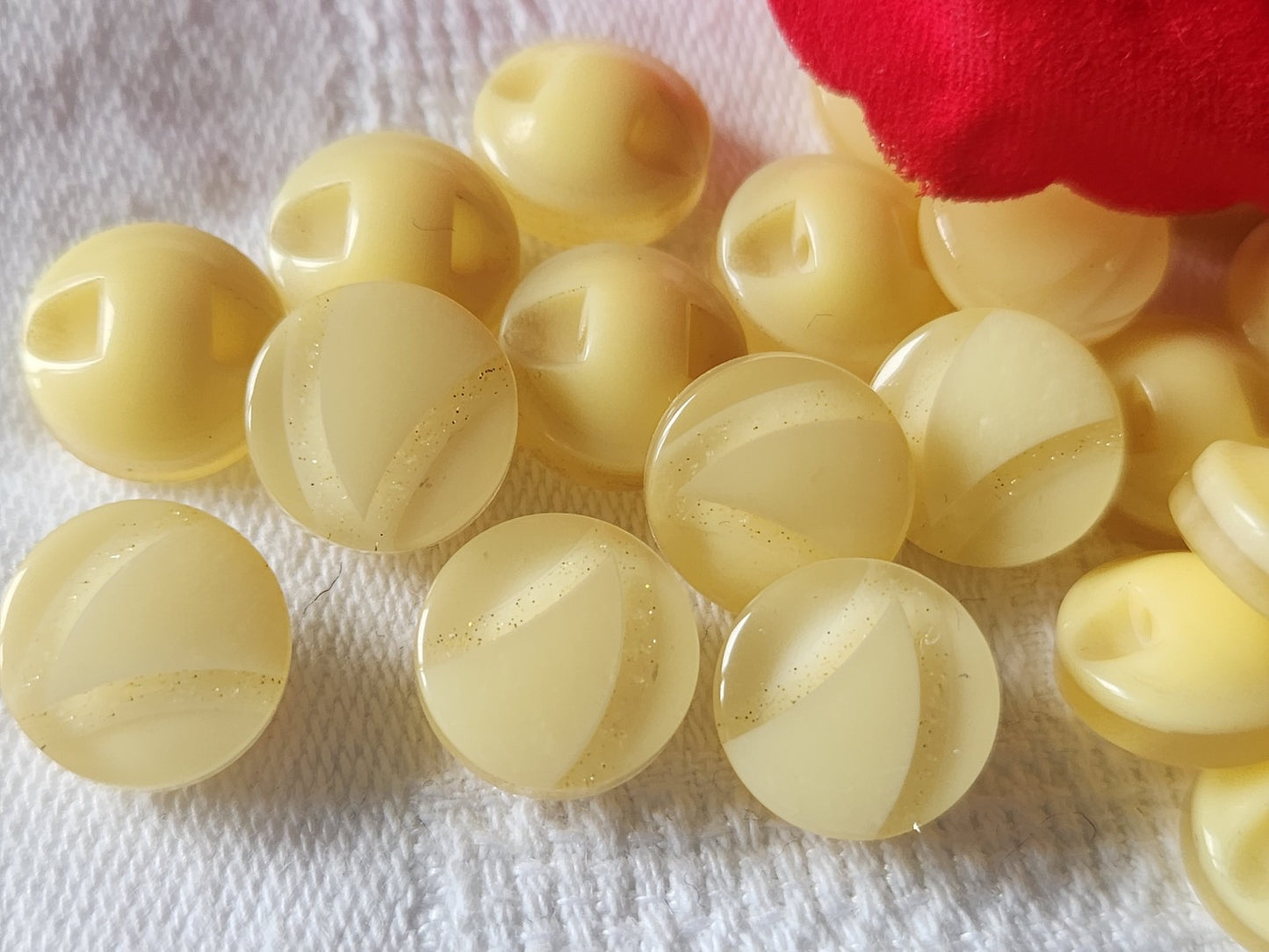 Lot 14  petits  boutons vintage beige inclusion paillette 1,2 cm ref 3350
