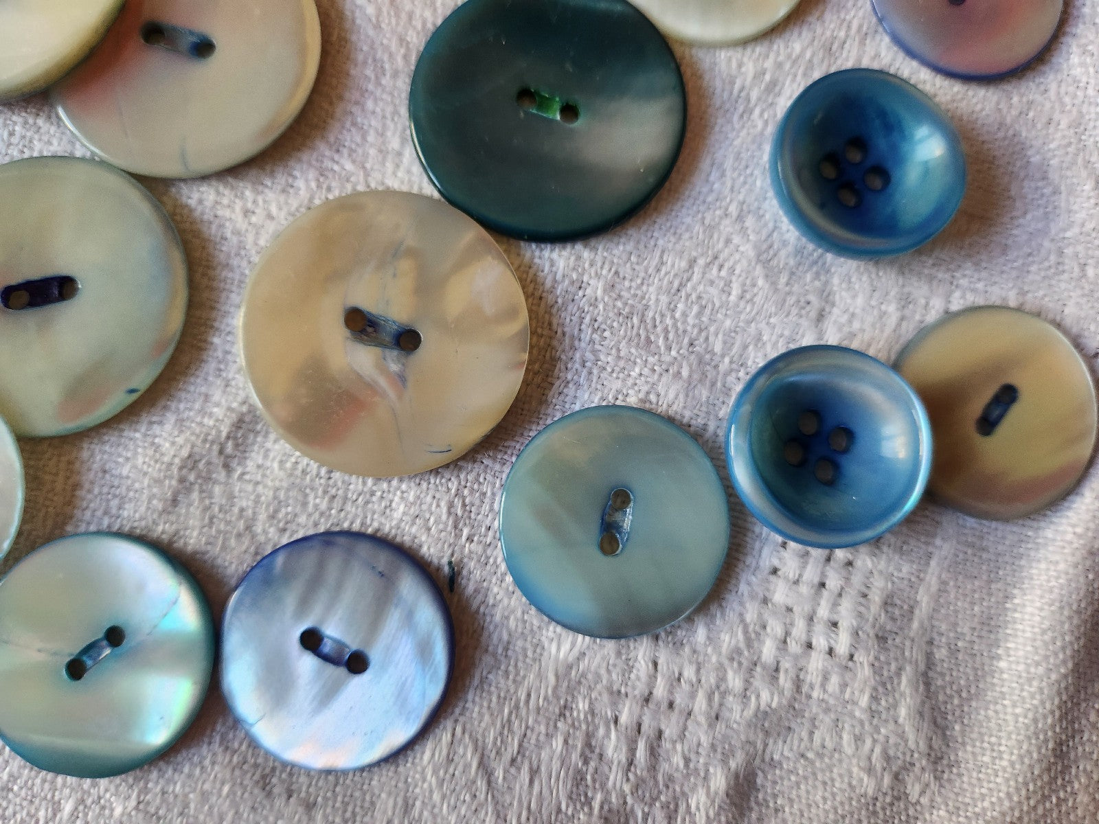 Lot 17 boutons en nacre vintage tons bleu 1,7 cm à 2,5 cm panaché ref 6126