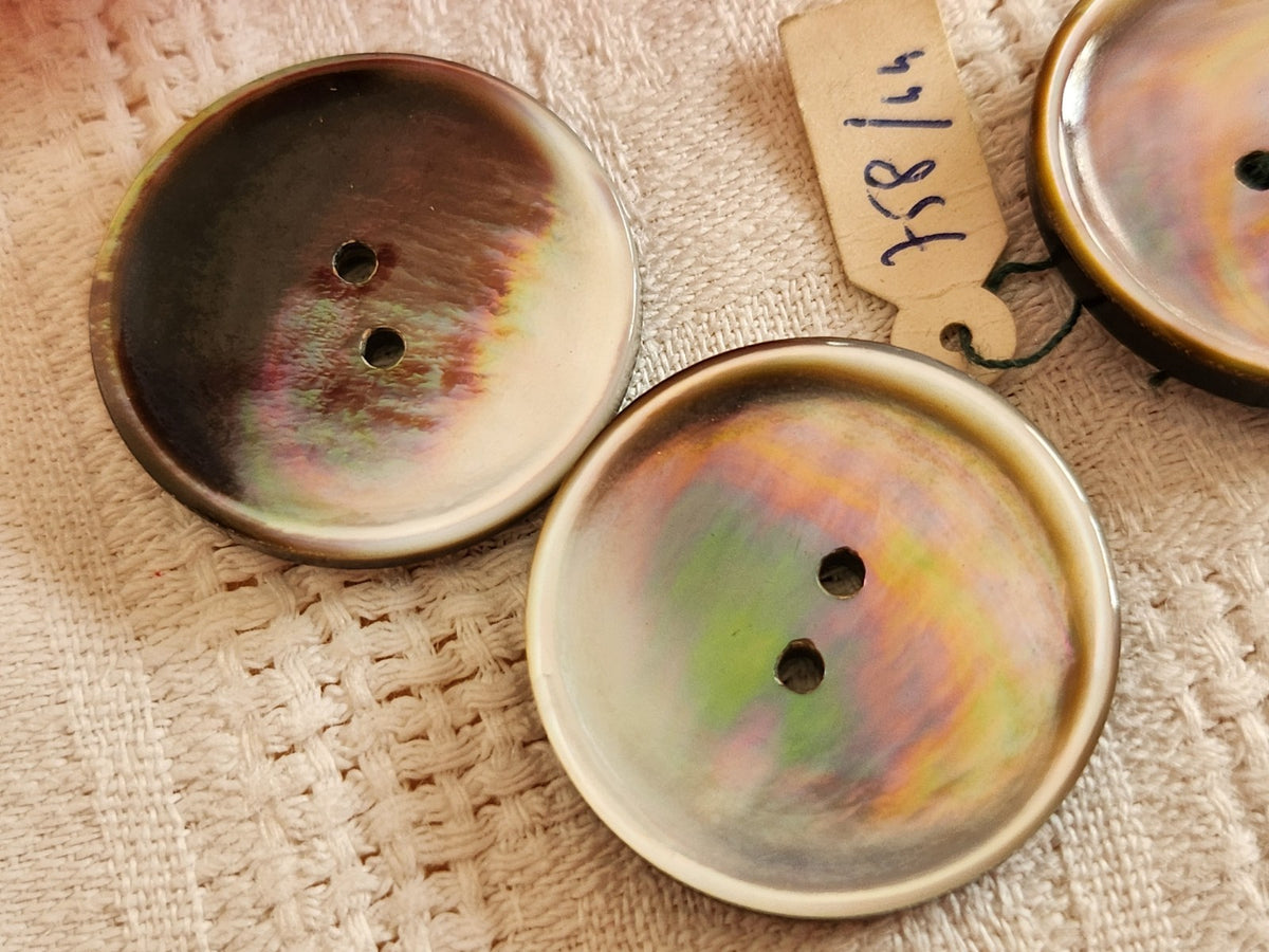 Trio boutons anciens en nacre gris étiquette  à trous 2,7 cm 27 mm D17E