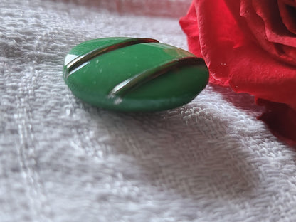 Bouton ancien en verre ovale vert argenté 1,9 cm sur 1,5 cm G18C