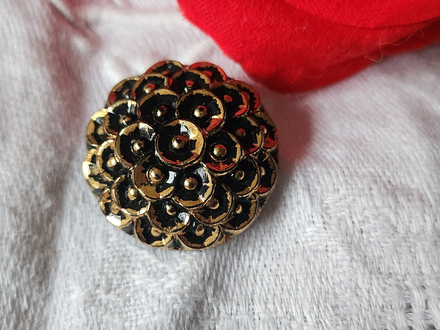 Gros bouton ancien  en verre noir doré effet pétale volume 2,2 cm D17C