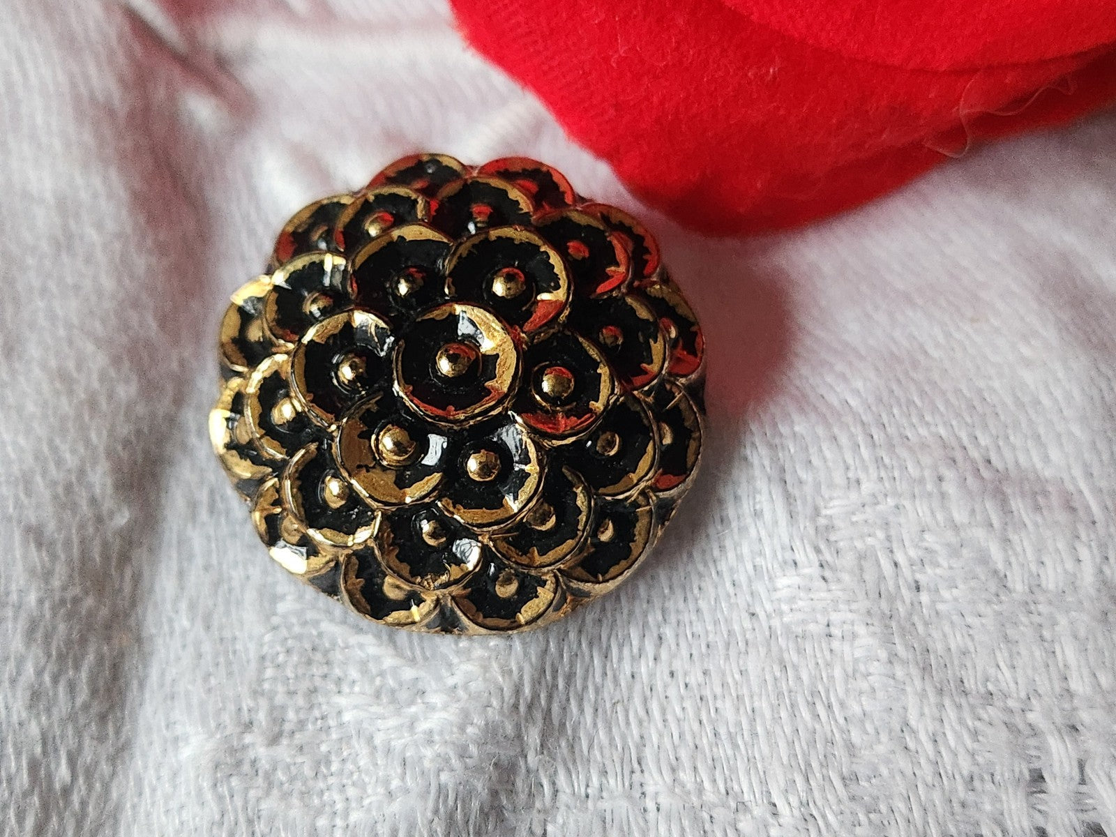 Gros bouton ancien  en verre noir doré effet pétale volume 2,2 cm D17C