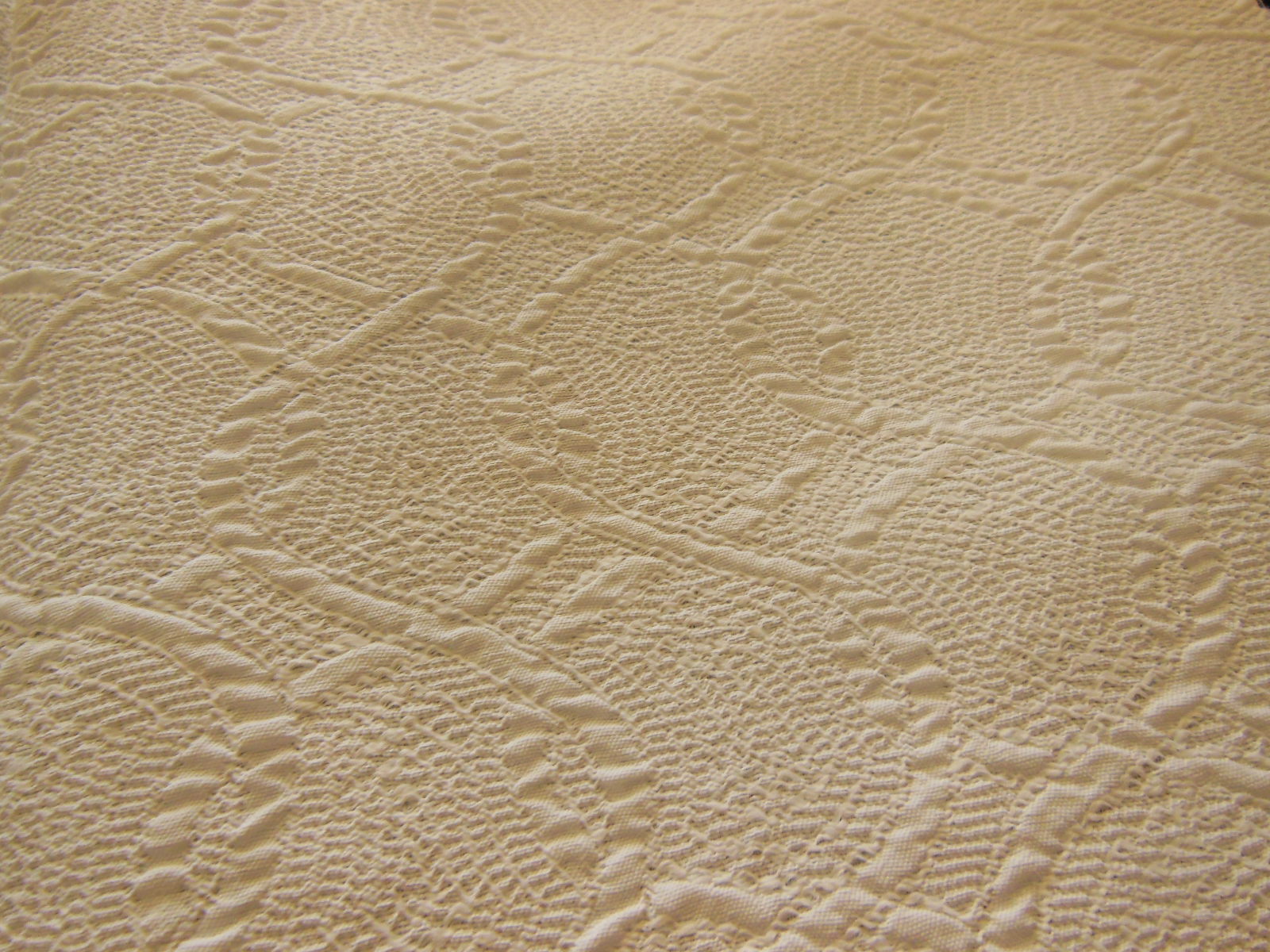 Ancien tissu blanc motif gaufré 44 cm sur 31 cm année 50  B6