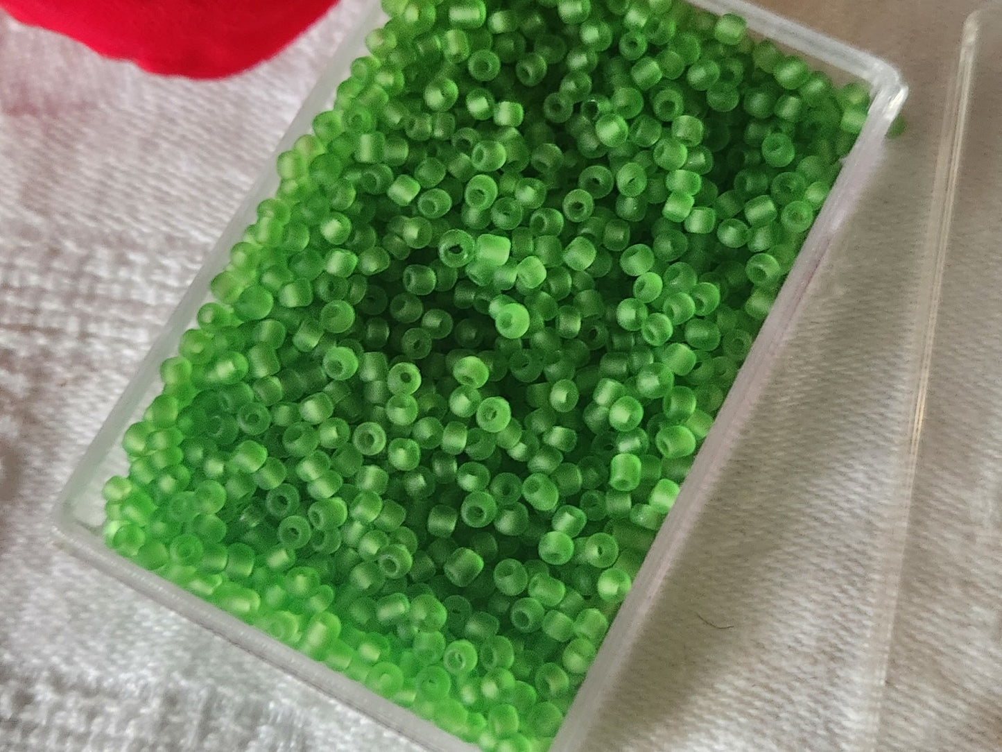 Lot environ 21 grammes de perles de rocaille vert mat n°6