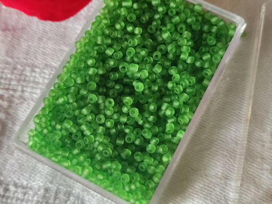 Lot environ 21 grammes de perles de rocaille vert mat n°6