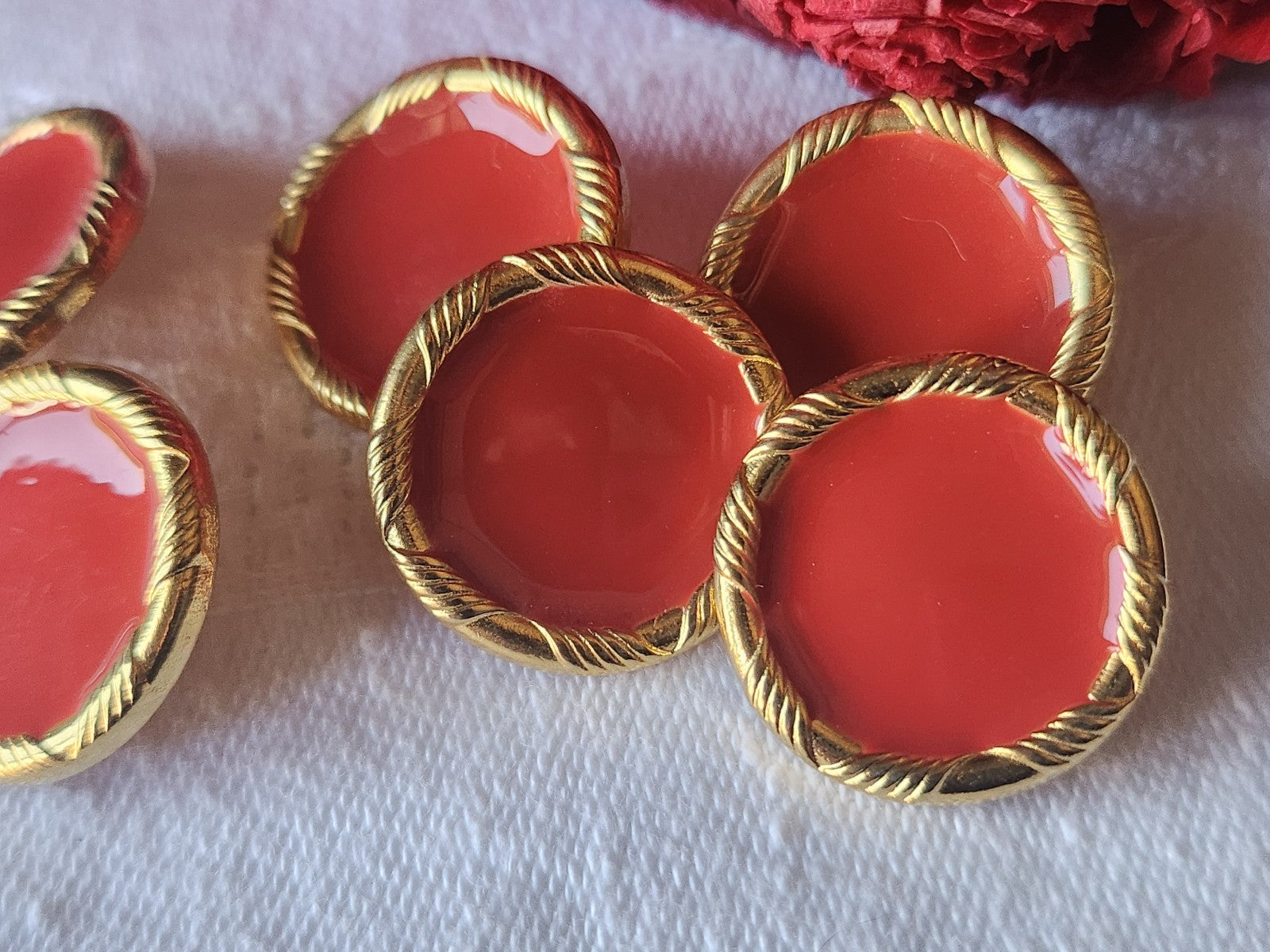 Lot 6 boutons vintage en métal doré rouge pied  2 cm ref 5533