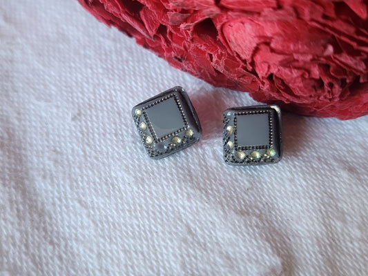 Duo mini boutons anciens en verre gris carré 0,8 cm art deco D11A