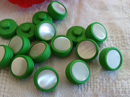 Lot 10 boutons anciens en nacre vert pied petits 1,2 cm  ref 6453