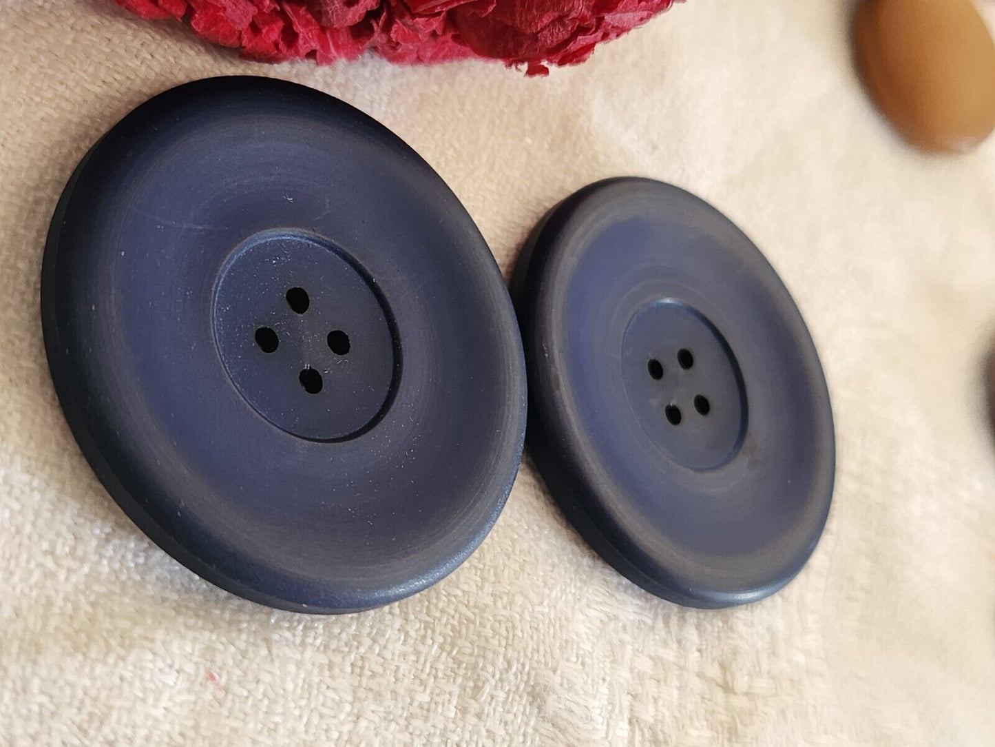 Duo énormes boutons vintage bleu à trou mat 3,8 cm ref 2614