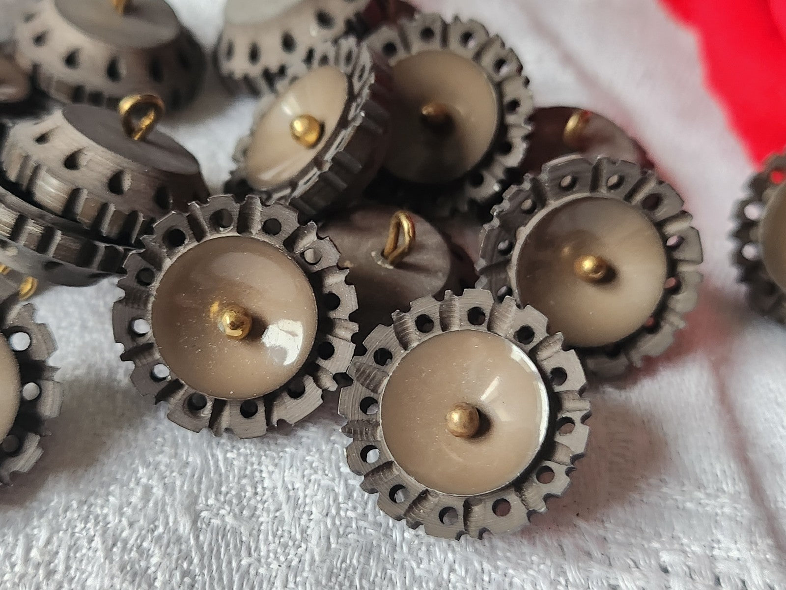 Collection lot 6 boutons anciens marron ajouré pied métal 1,9 cm ref 5817