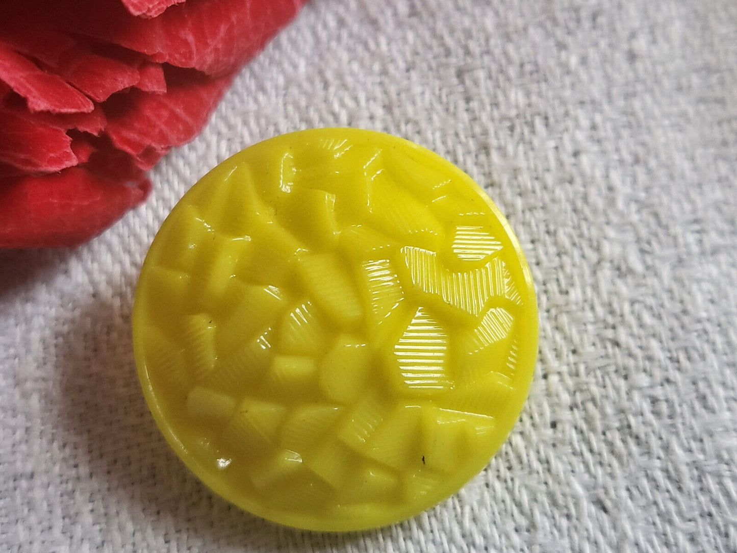 Pétillant bouton vintage en verre jaune effet mosaïque  2,1 cm ancien D19c