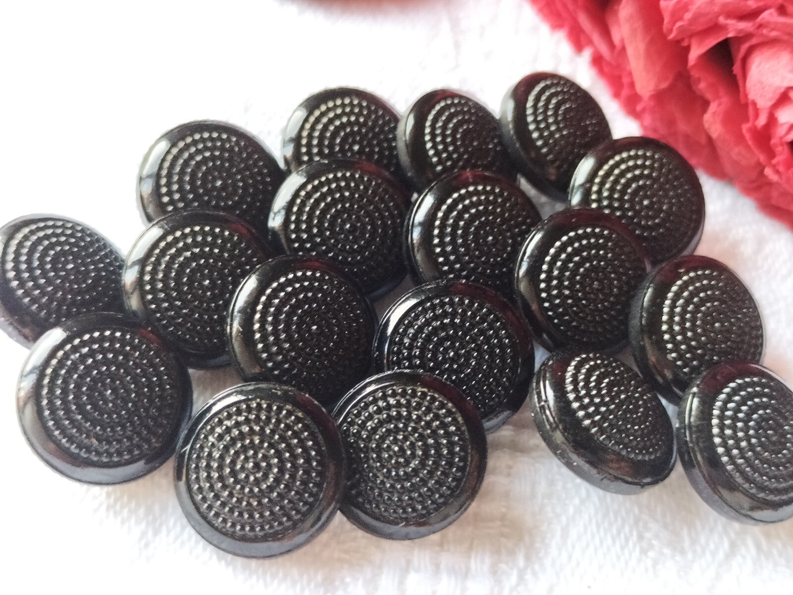 Lot 6 boutons anciens en verre noir lumineux  pied 1,3 cm ref 1231