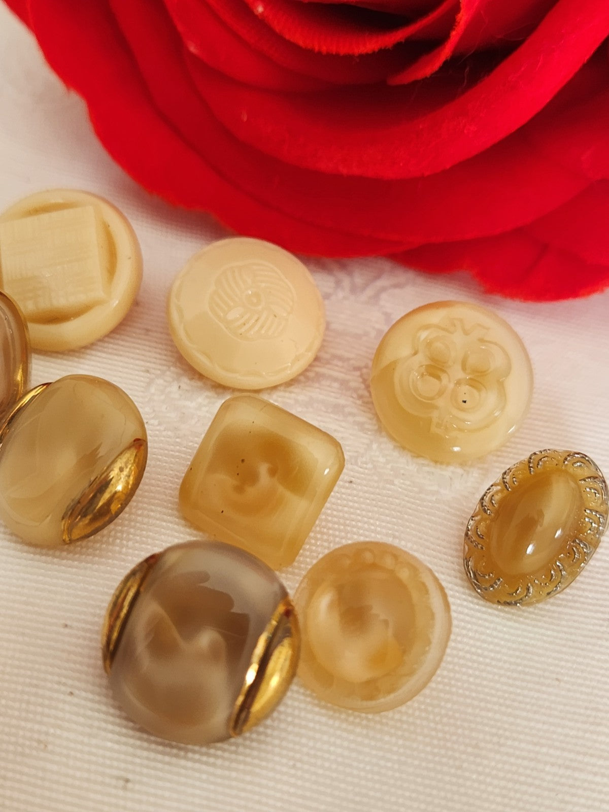 Lot 9 boutons anciens en verre beige / sable   panaché 1,1 à 1,4 cm ref 6346