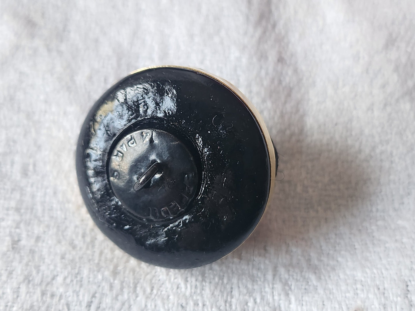Gros bouton en résine et passementerie ancien vintage 2,4 cm D16G
