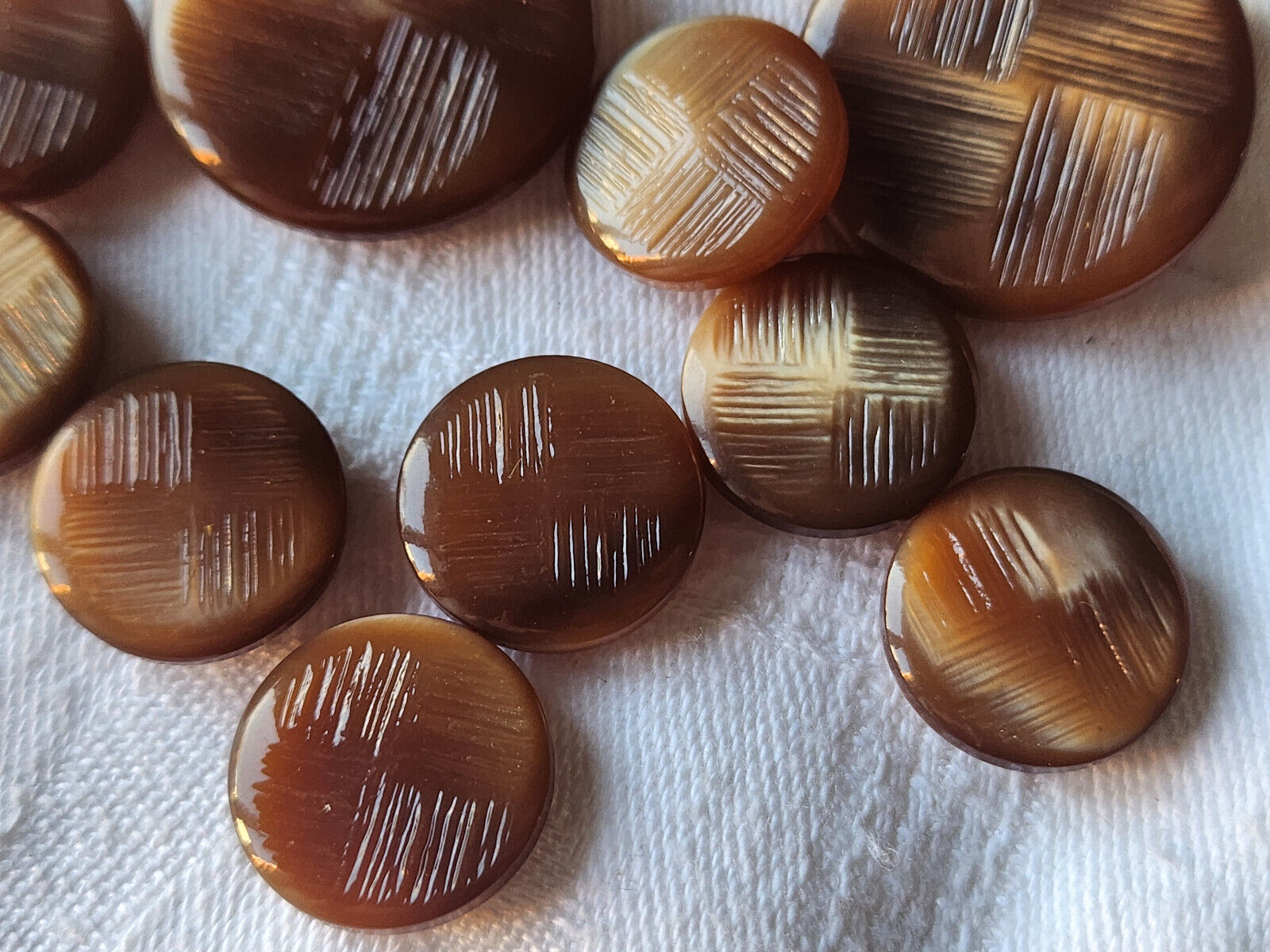 Lot 10 boutons vintage marron lumineux à pied  1,7 cm et 2,7 cm ref 0021