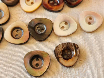 Lot 14 boutons ancien en nacre panaché 1,4 cm (13) et 1,2 cm (1) ref 6646